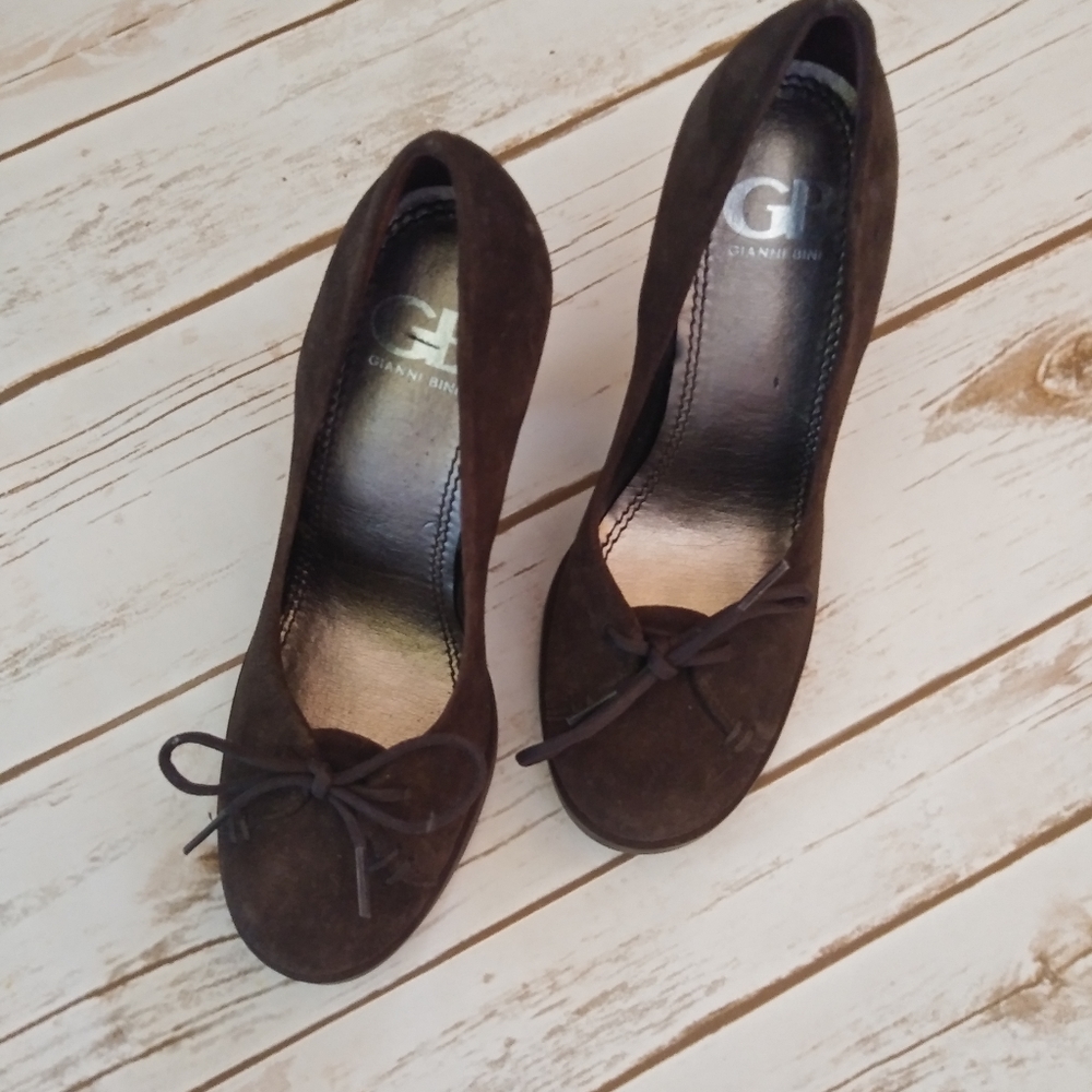 Gianni Bini Retro Suede pump